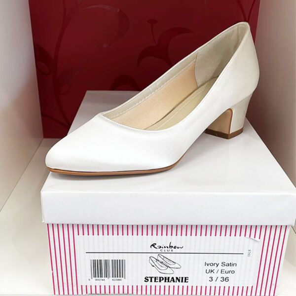 Brautschuh Stephanie von Rainbow Club aus Satin in Ivory – Vorderansicht