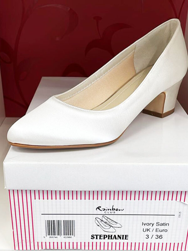 Brautschuh Stephanie von Rainbow Club aus Satin in Ivory – Vorderansicht