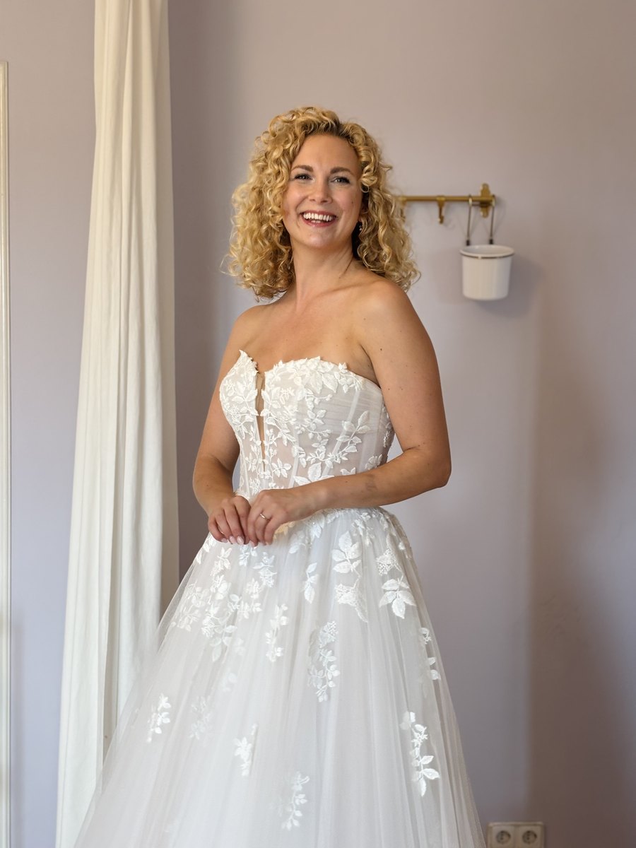 Sanna Lindström Brautkleid Bree – bei Brautmoden Oprée ab Oktober 2026